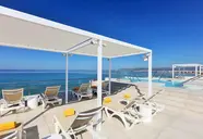 Leżaki przy basenie w Iberostar Waves Bahia de Palma (ex Royal Cupido)