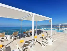 Leżaki przy basenie w Iberostar Waves Bahia de Palma (ex Royal Cupido)