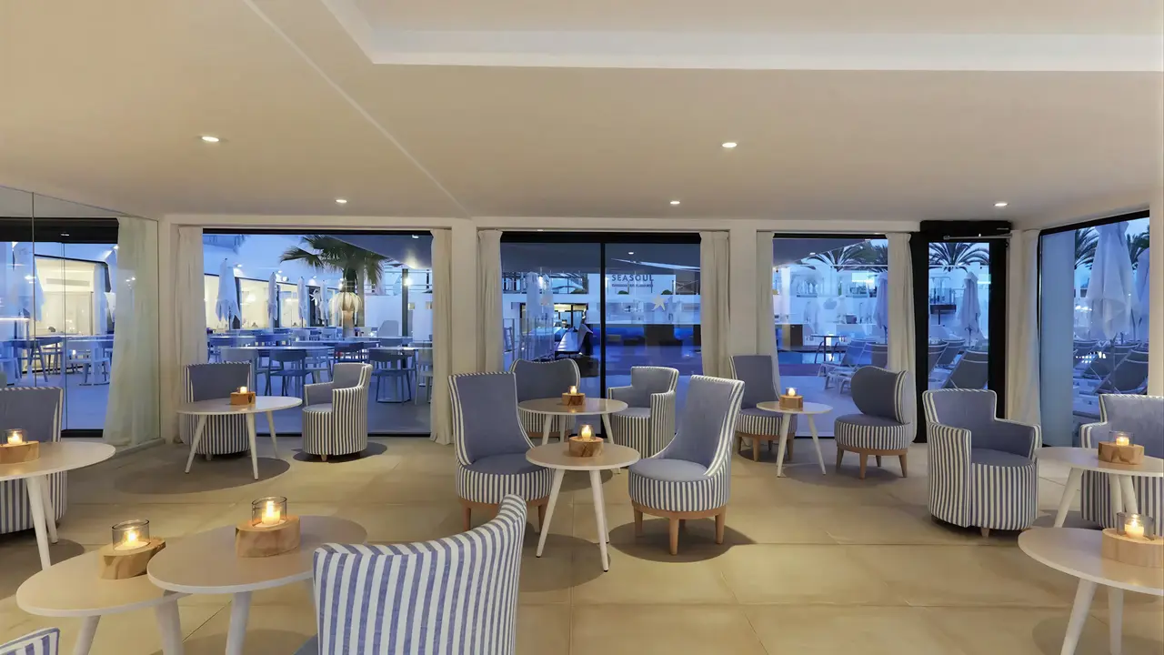 Wnętrze wspólnej strefy wypoczynku w Iberostar Waves Bahia de Palma (ex Royal Cupido)