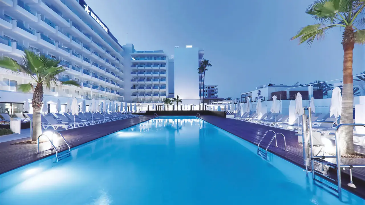 Basen zewnętrzny z leżakami w Iberostar Waves Bahia de Palma (ex Royal Cupido)