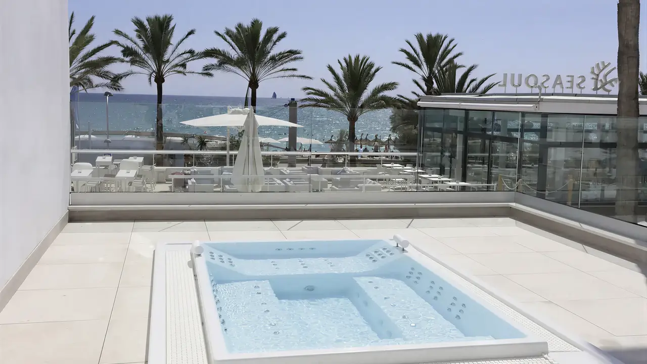 Prywatna jacuzzi na tarasie w Iberostar Waves Bahia de Palma (ex Royal Cupido)