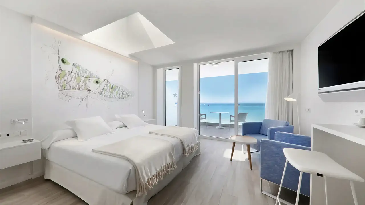 Jasny pokój z łóżkiem w Iberostar Waves Bahia de Palma (ex Royal Cupido)