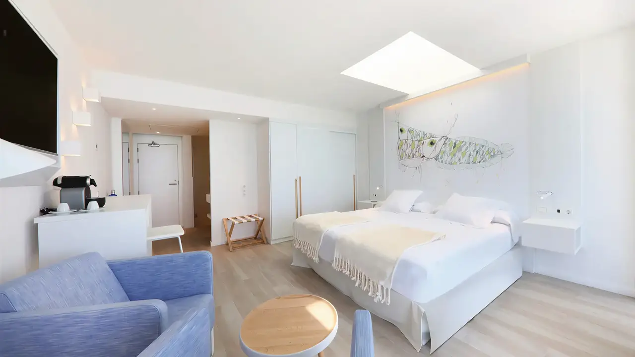Nowoczesna sypialnia w hotelu Iberostar Waves Bahia de Palma (ex Royal Cupido)