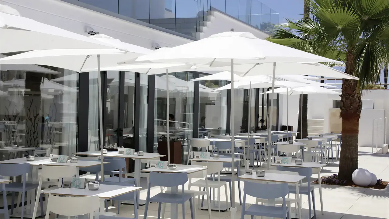 Stolik restauracyjny na zewnątrz w Iberostar Waves Bahia de Palma (ex Royal Cupido)