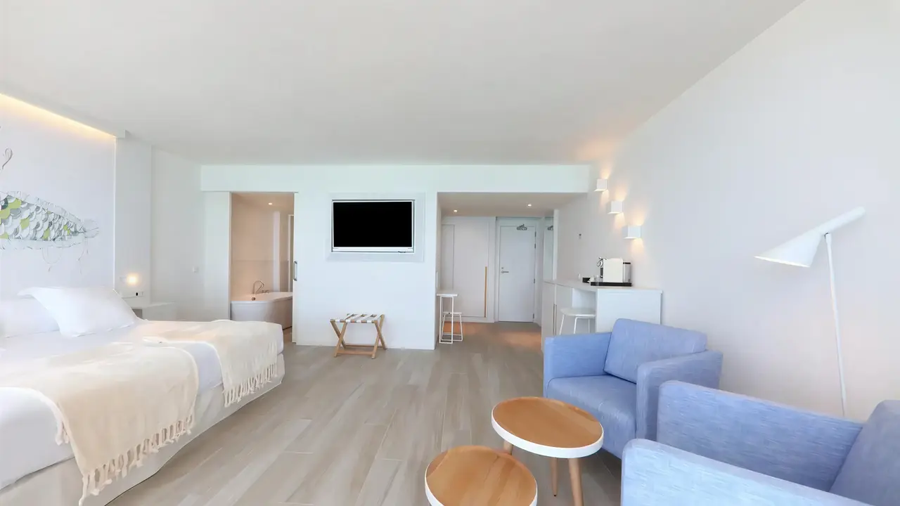 Nowoczesny pokój z łóżkiem i salonem w Iberostar Waves Bahia de Palma (ex Royal Cupido)