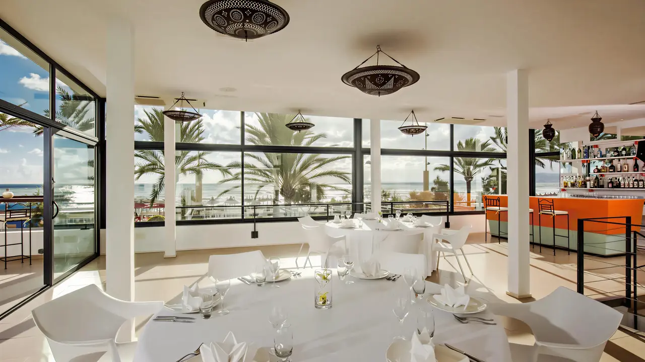 Jasna restauracja z białymi stołami w Iberostar Waves Bahia de Palma (ex Royal Cupido)