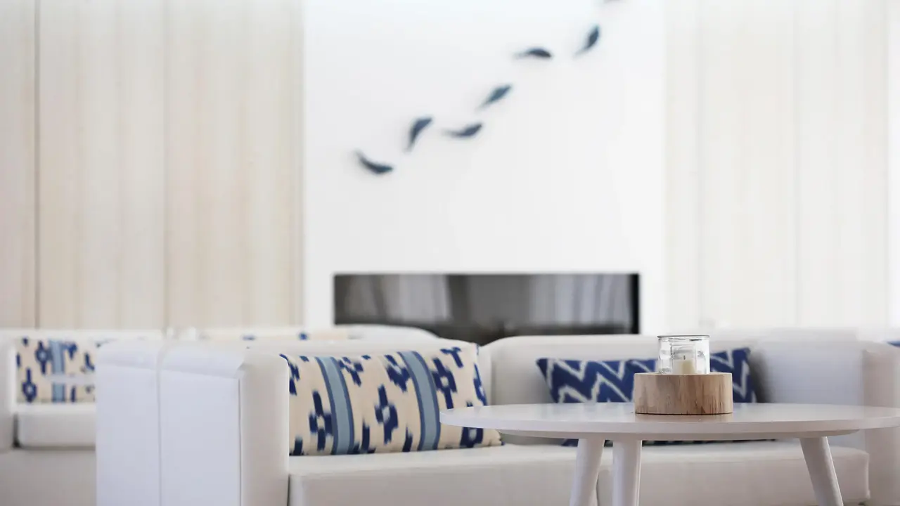 Jasny salon z białymi sofami w Iberostar Waves Bahia de Palma (ex Royal Cupido)
