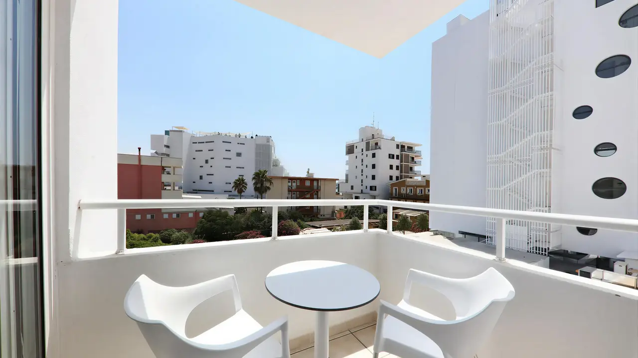 Balkon z widokiem w hotelu Iberostar Waves Bahia de Palma (ex Royal Cupido)