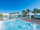 Basen z bąbelkami i leżaki w Iberostar Waves Bahia de Palma (ex  Royal Cupido)