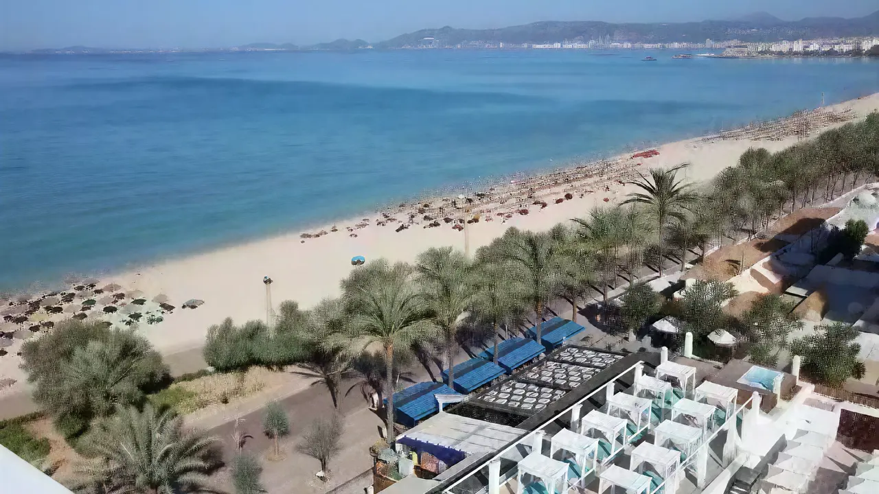 Widok na plażę i kompleks Iberostar Waves Bahia de Palma (ex Royal Cupido)