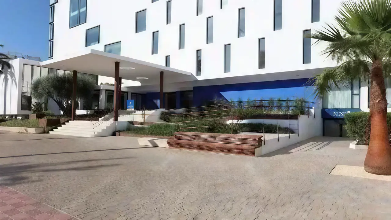Elewacja i wejście do budynku Iberostar Waves Bahia de Palma (ex Royal Cupido)