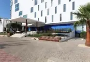 Elewacja i wejście do budynku Iberostar Waves Bahia de Palma (ex Royal Cupido)