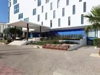 Elewacja i wejście do budynku Iberostar Waves Bahia de Palma (ex Royal Cupido)