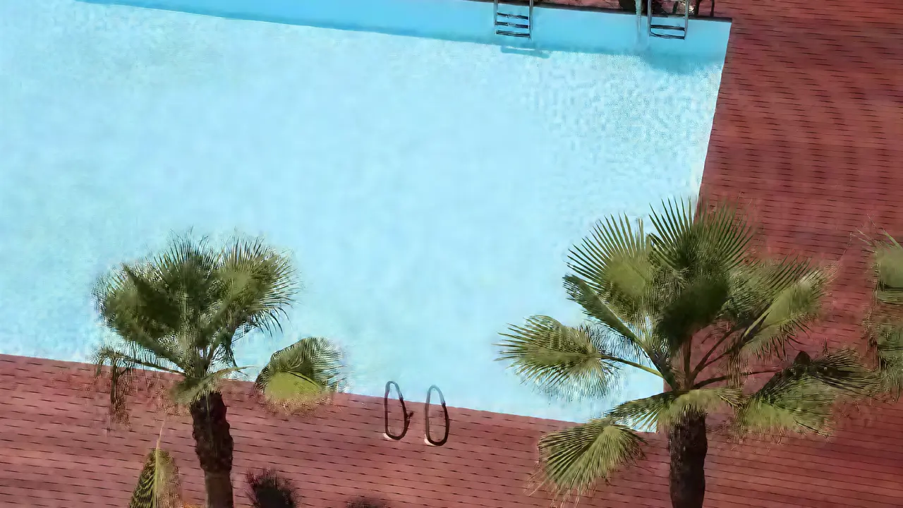 Basen z palmami w Iberostar Waves Bahia de Palma (ex Royal Cupido)