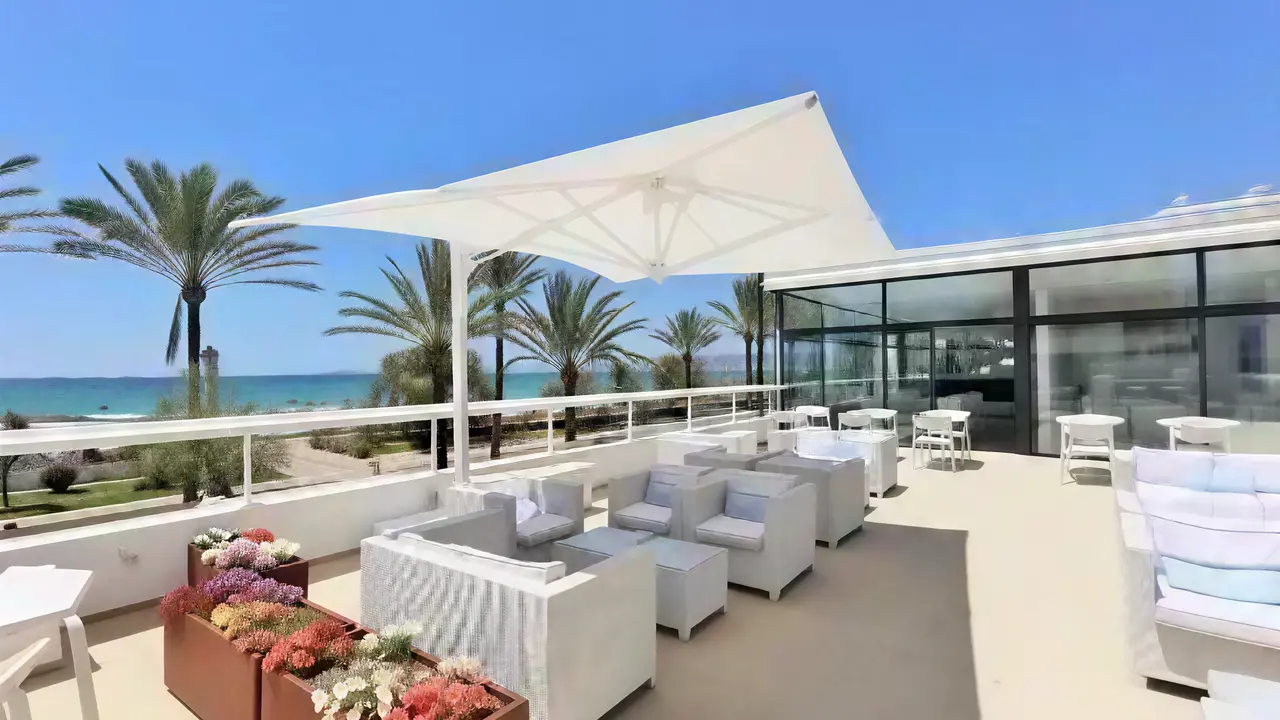 Taras wypoczynkowy przy plaży w Iberostar Waves Bahia de Palma (ex Royal Cupido)