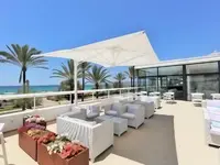 Taras wypoczynkowy przy plaży w Iberostar Waves Bahia de Palma (ex Royal Cupido)
