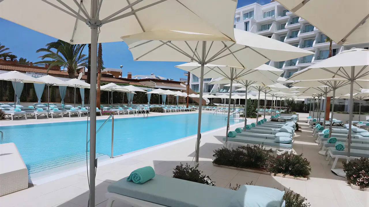 Basen z leżakami i parasolami w Iberostar Waves Bahia de Palma (ex Royal Cupido)