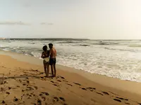 Para na piaszczystej plaży w Iberostar Waves Bahia de Palma (ex Royal Cupido)