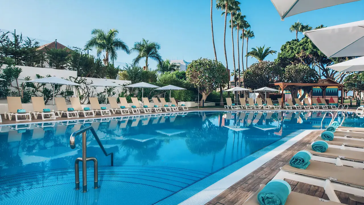 Basen z leżakami w Iberostar Waves Bouganville Playa