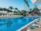 Basen z leżakami w Iberostar Waves Bouganville Playa
