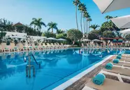Basen z leżakami w Iberostar Waves Bouganville Playa