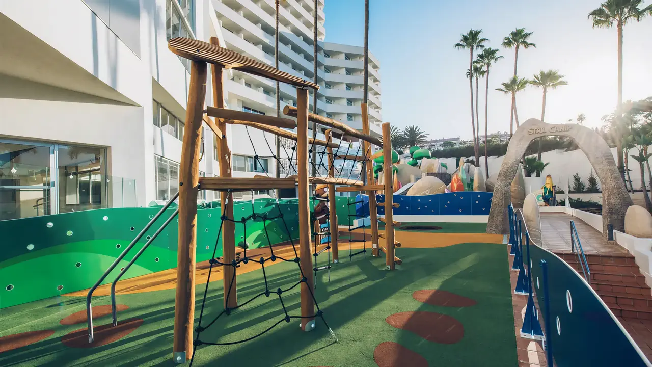 Plac zabaw dla dzieci w Iberostar Waves Bouganville Playa