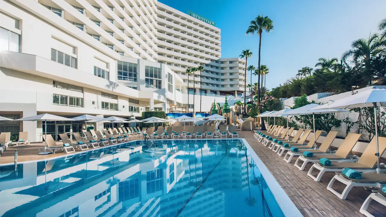 Basen przy hotelu Iberostar Waves Bouganville Playa