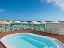 Strefa z jacuzzi i leżakami w Iberostar Waves Bouganville Playa