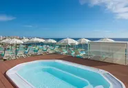 Strefa z jacuzzi i leżakami w Iberostar Waves Bouganville Playa