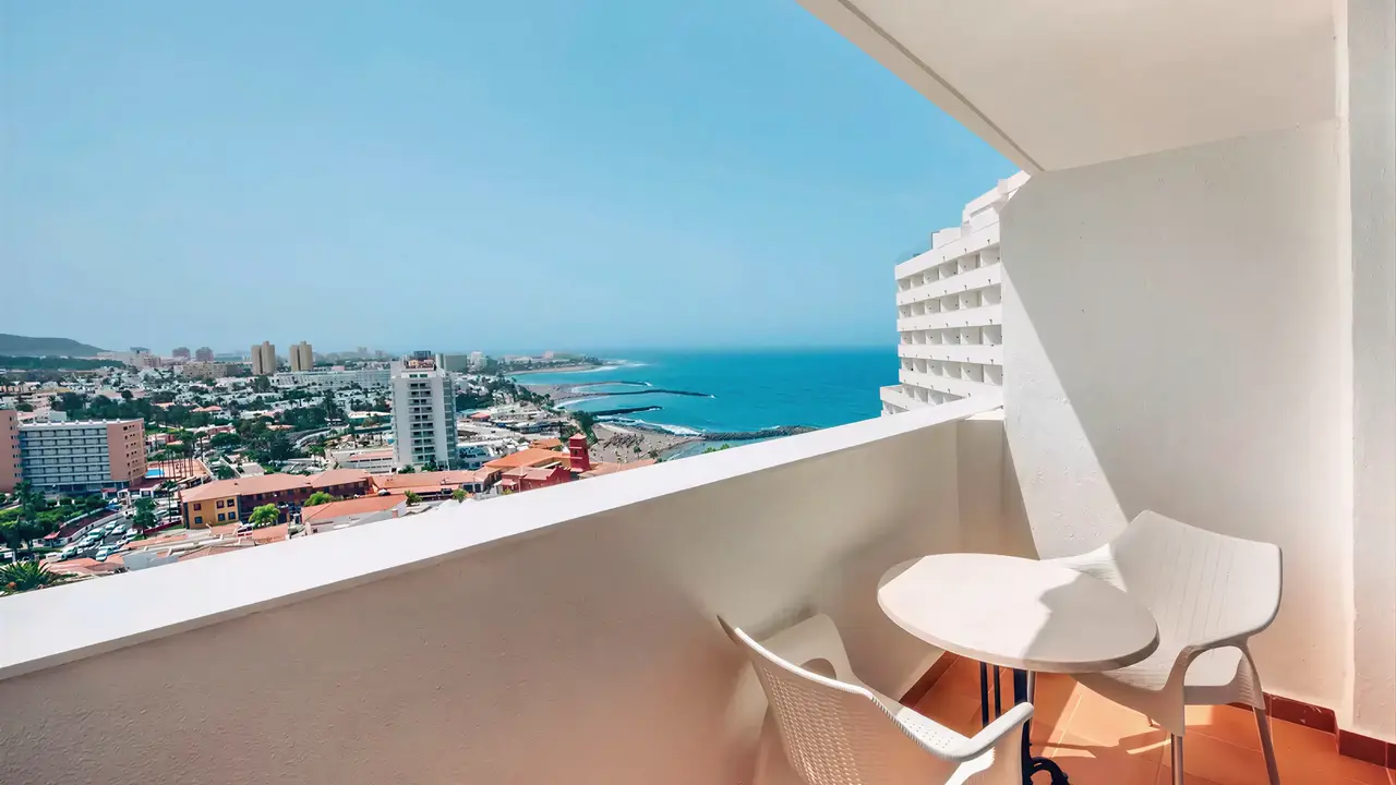 Balkon pokoju w Iberostar Waves Bouganville Playa
