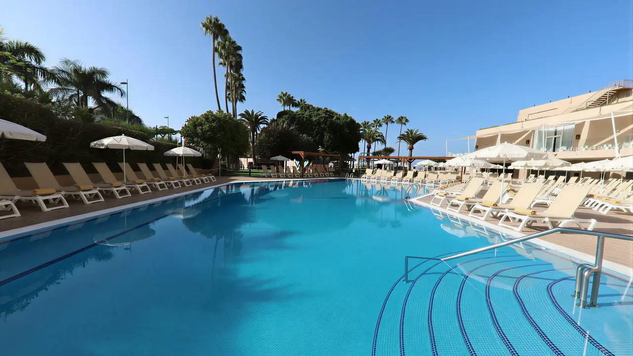 Basen przy hotelu Iberostar Waves Bouganville Playa