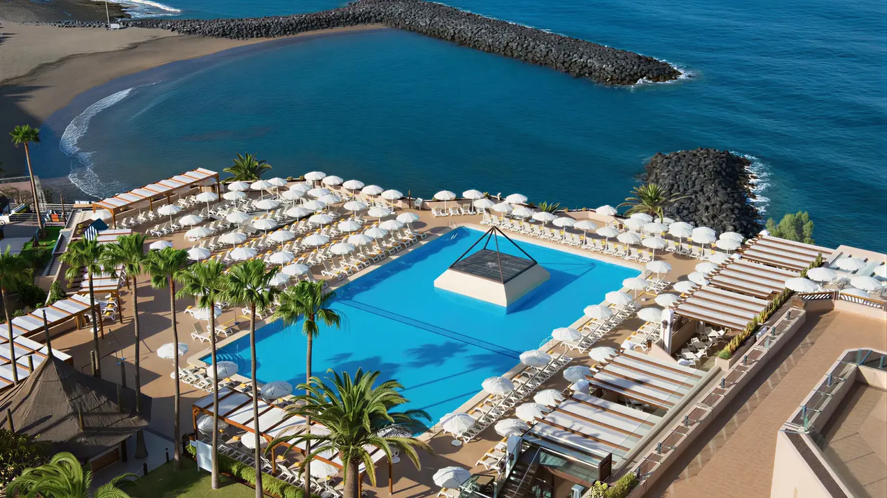 Basen z leżakami w Iberostar Waves Bouganville Playa
