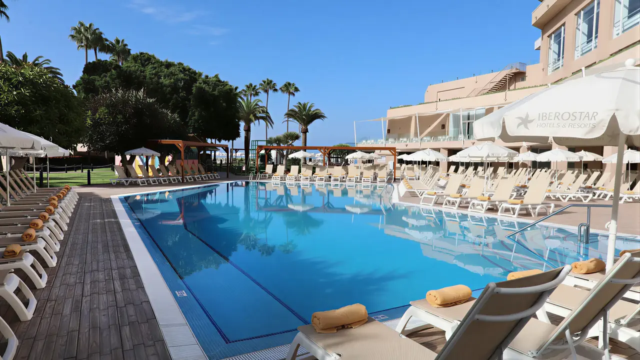 Basen z leżakami w Iberostar Waves Bouganville Playa