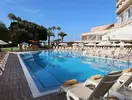Basen z leżakami w Iberostar Waves Bouganville Playa