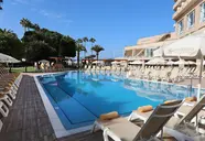 Basen z leżakami w Iberostar Waves Bouganville Playa