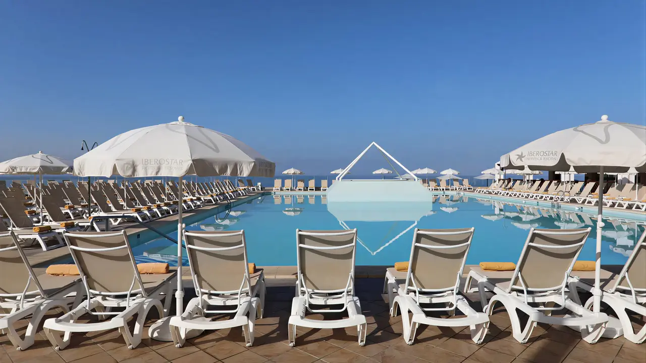 Basen z leżakami w Iberostar Waves Bouganville Playa