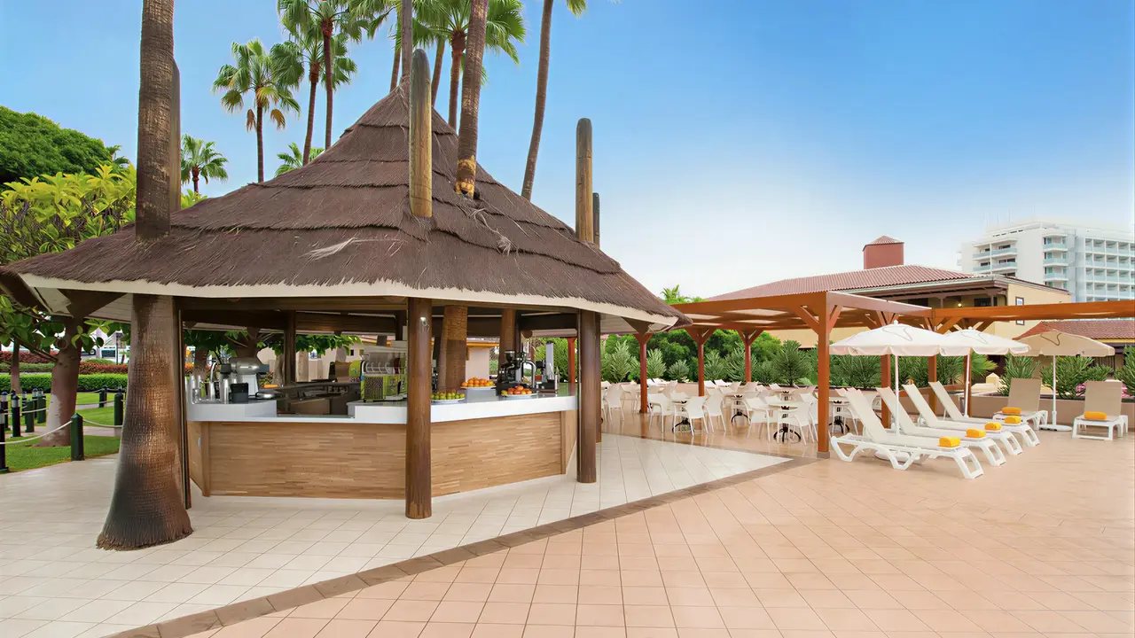 Bar przy basenie w Iberostar Waves Bouganville Playa
