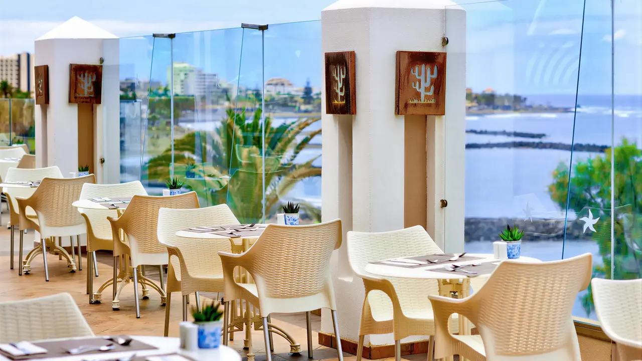 Taras restauracyjny w Iberostar Waves Bouganville Playa