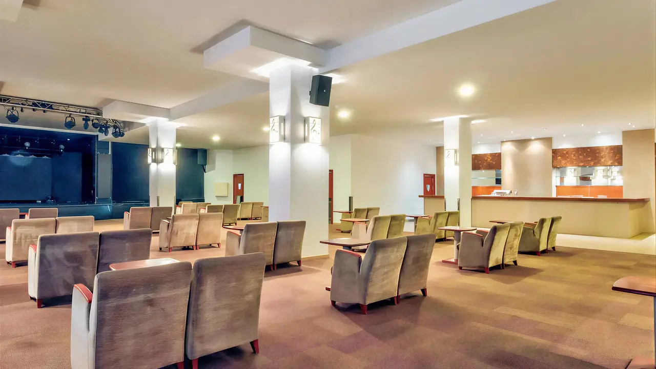 Sala z widoczną sceną w Iberostar Waves Bouganville Playa