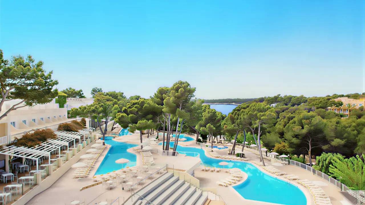 Widok na kompleks basenów w Iberostar Waves Club Cala Barca