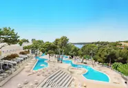 Widok na kompleks basenów w Iberostar Waves Club Cala Barca