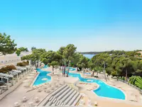 Widok na kompleks basenów w Iberostar Waves Club Cala Barca