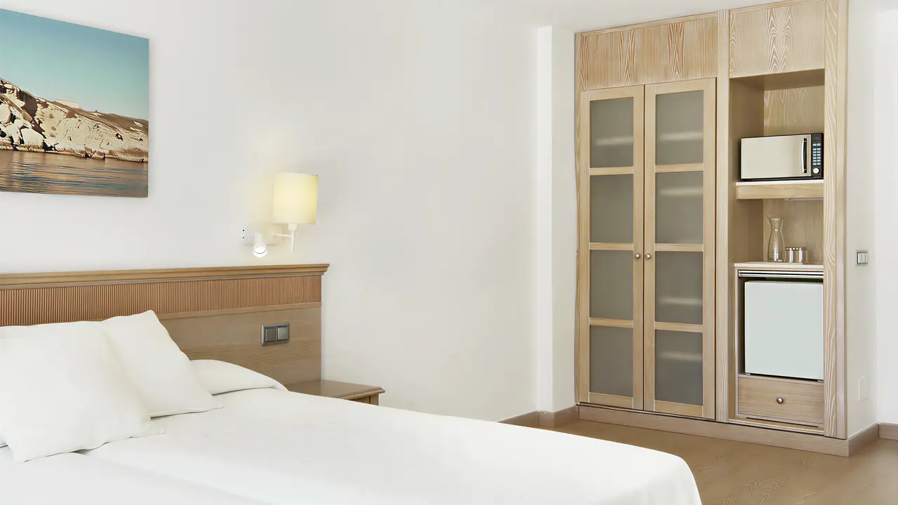 Jasny pokój z łóżkiem w Iberostar Waves Club Cala Barca