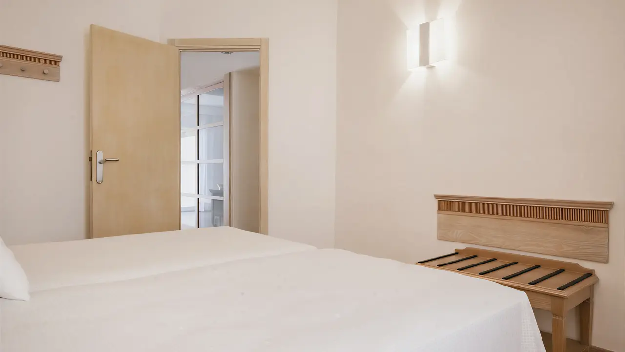 Jasny pokój z łóżkami w Iberostar Waves Club Cala Barca