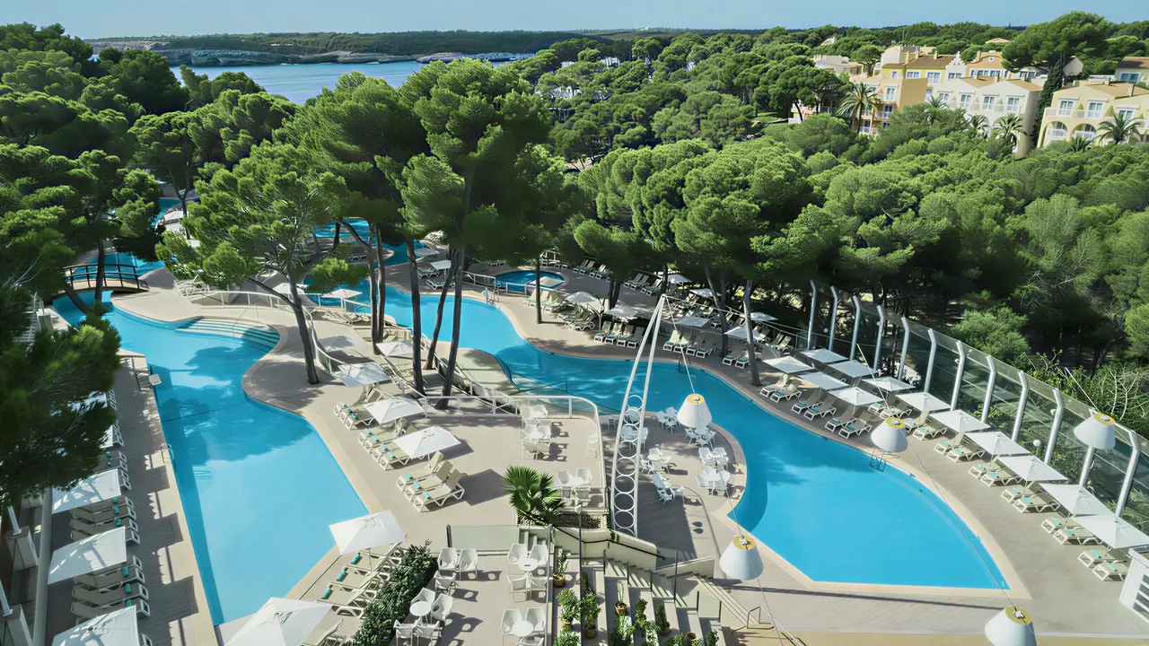 Widok na kompleks basenowy w Iberostar Waves Club Cala Barca