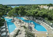 Widok na kompleks basenowy w Iberostar Waves Club Cala Barca