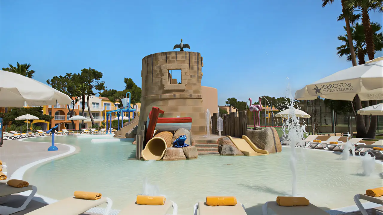 wodny plac zabaw w Iberostar Waves Club Cala Barca z zjeżdżalniami