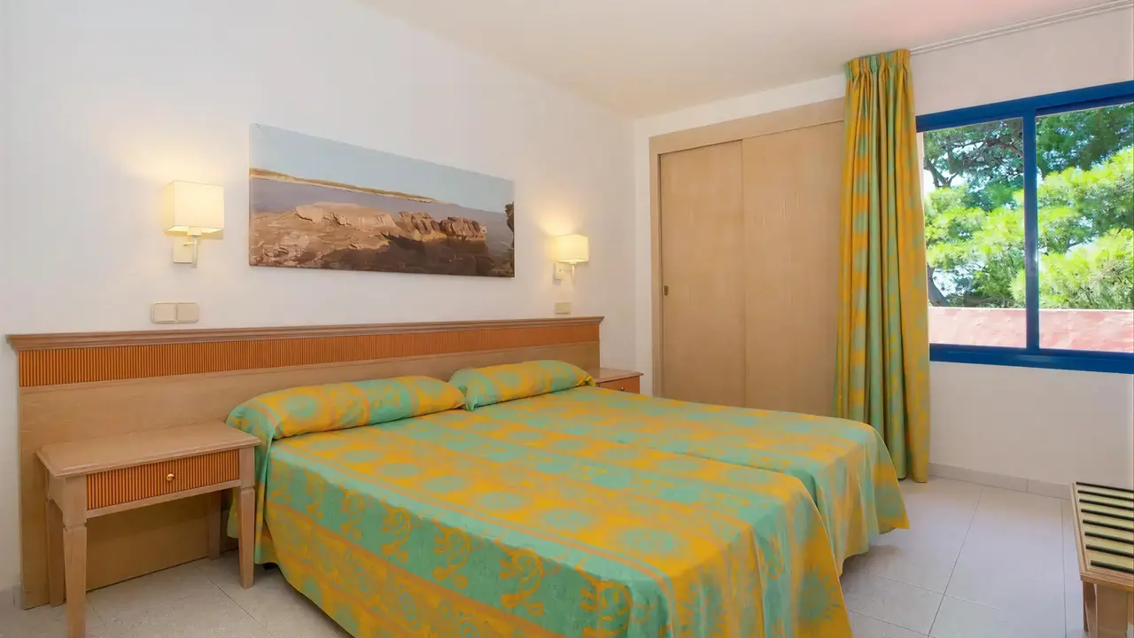 Pokój z łóżkami w Iberostar Waves Club Cala Barca