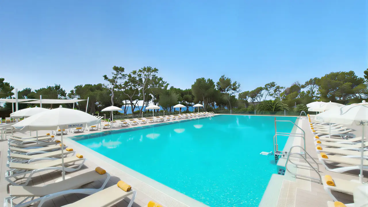 Basen z leżakami w Iberostar Waves Club Cala Barca