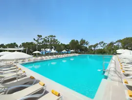Basen z leżakami w Iberostar Waves Club Cala Barca